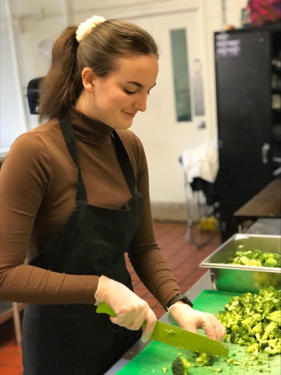 Student+volunteer+Abigail+Brown+prepares+broccoli+in+Gathers+UNH+Kitchen+